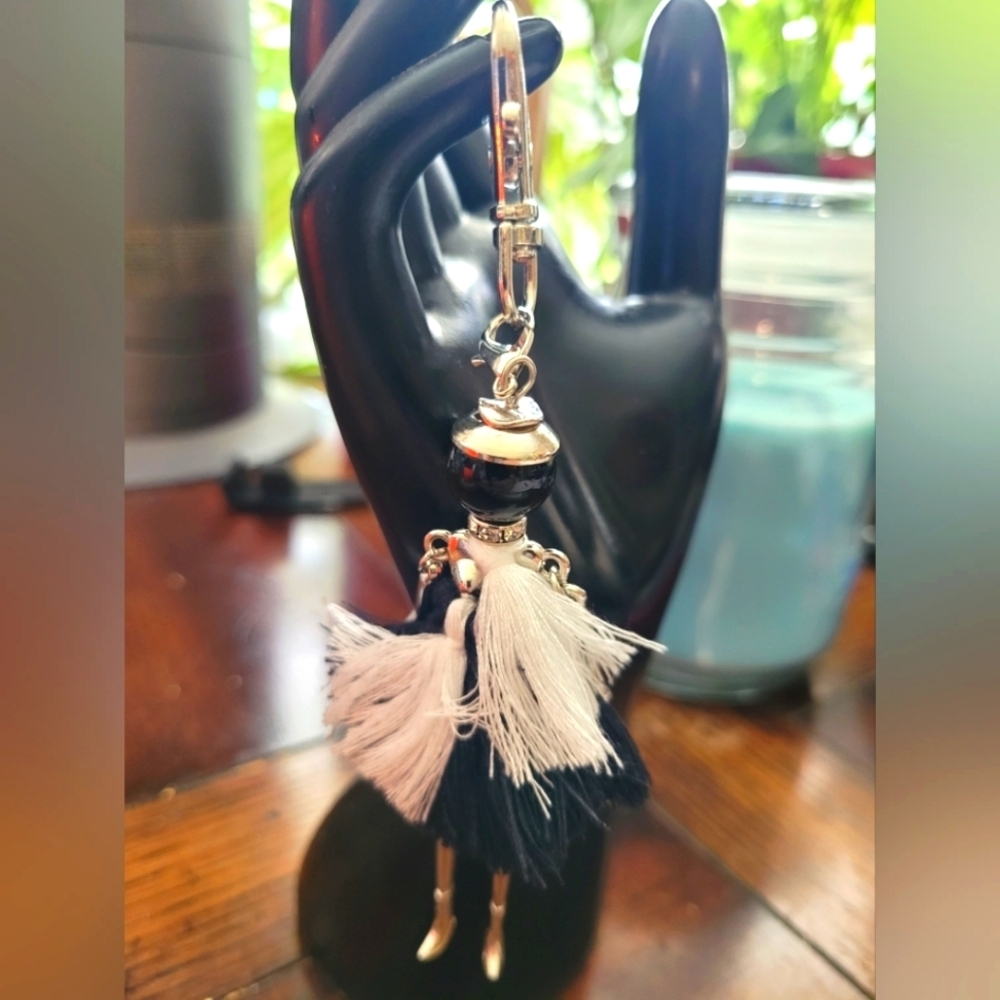 Elegant Black and White Keychain Accessory - Picture 2 of 3